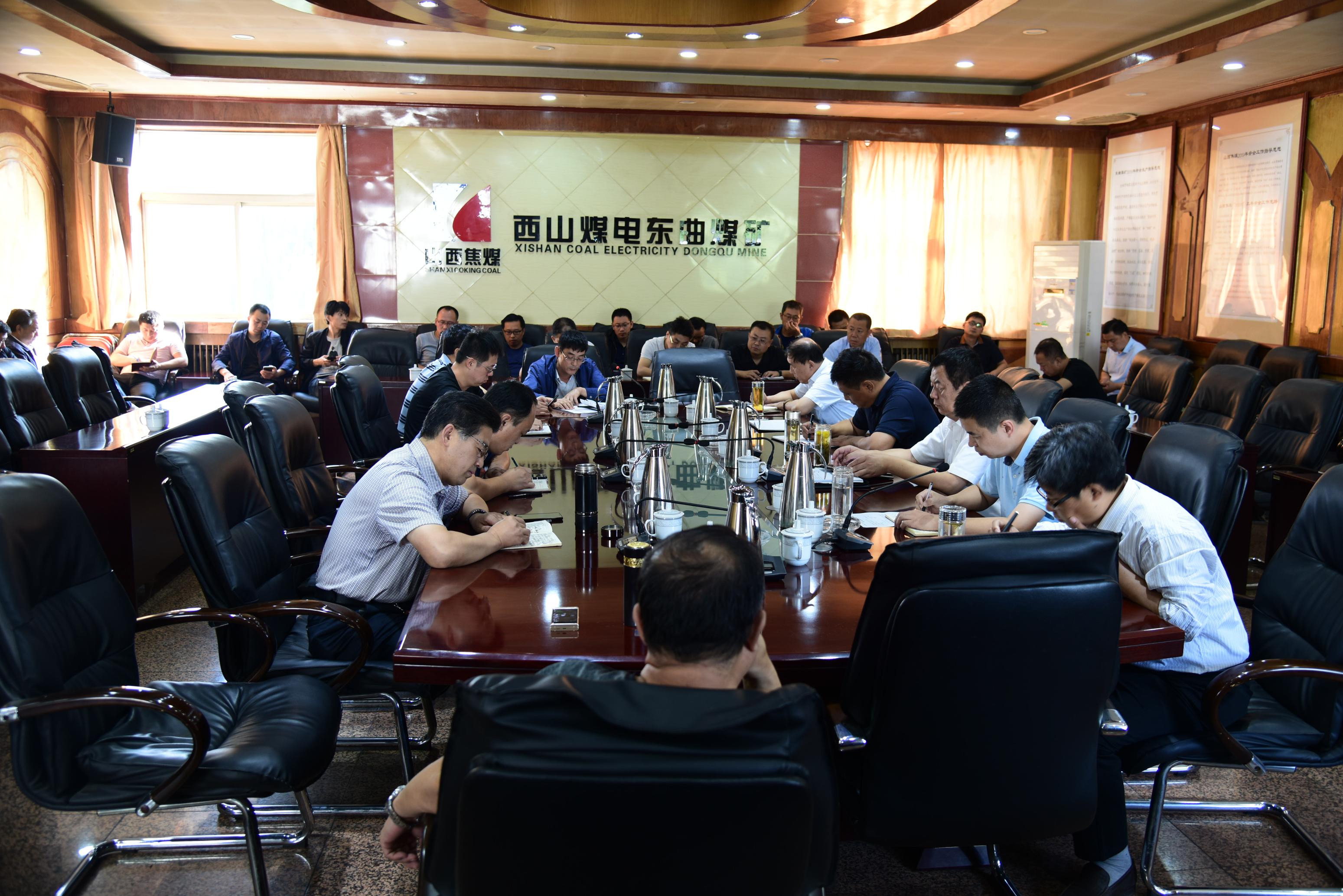 东曲矿召开“一通三防”、防突、瓦斯地质、地测防治水预测预警专题会议.JPG 东曲矿召开“一通三防”、防突、瓦斯地质、地测防治水预测预警专题会议.JPG