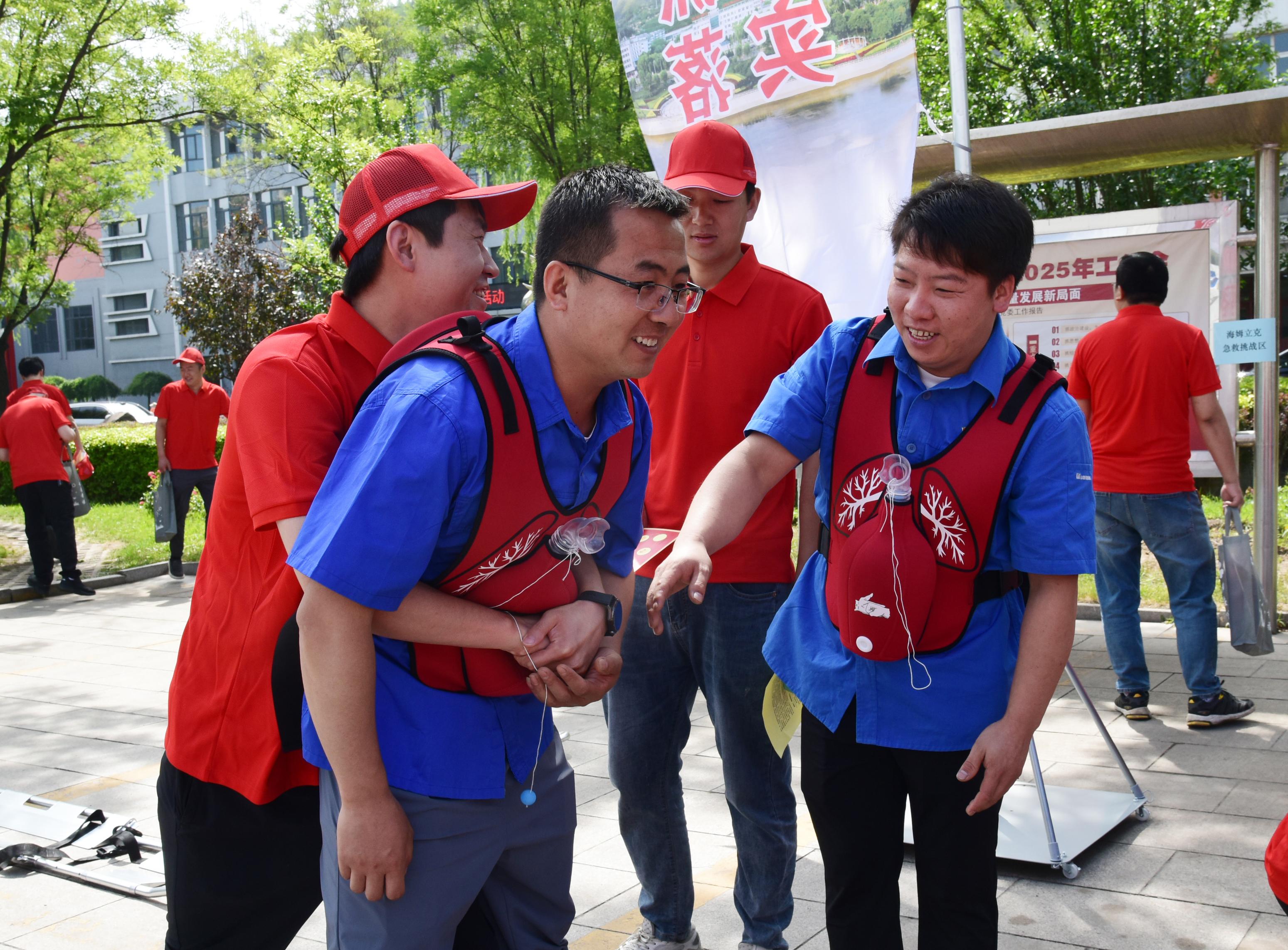 演示及实操海姆立克急救法.JPG