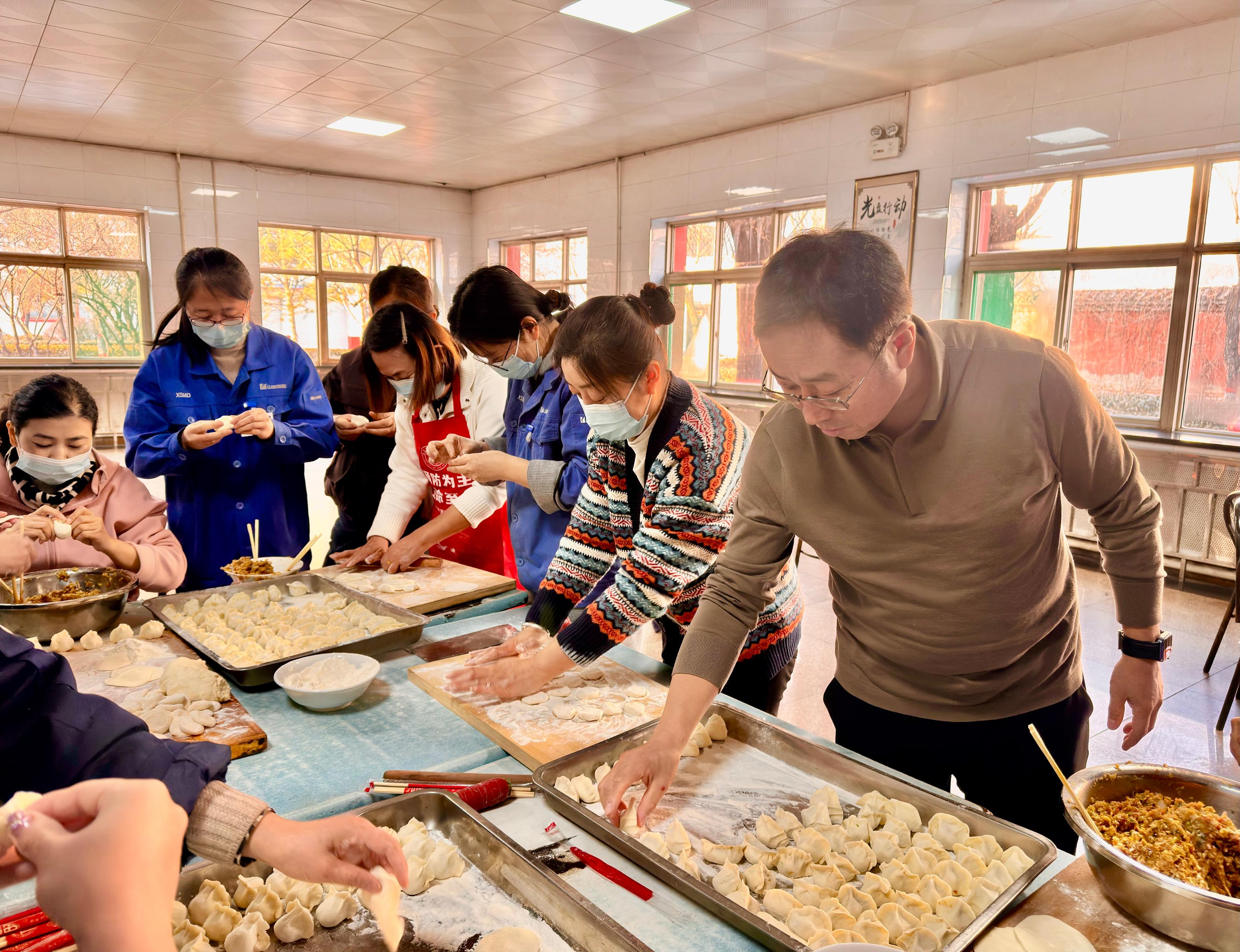 20251219冬至 食堂包饺子.jpg